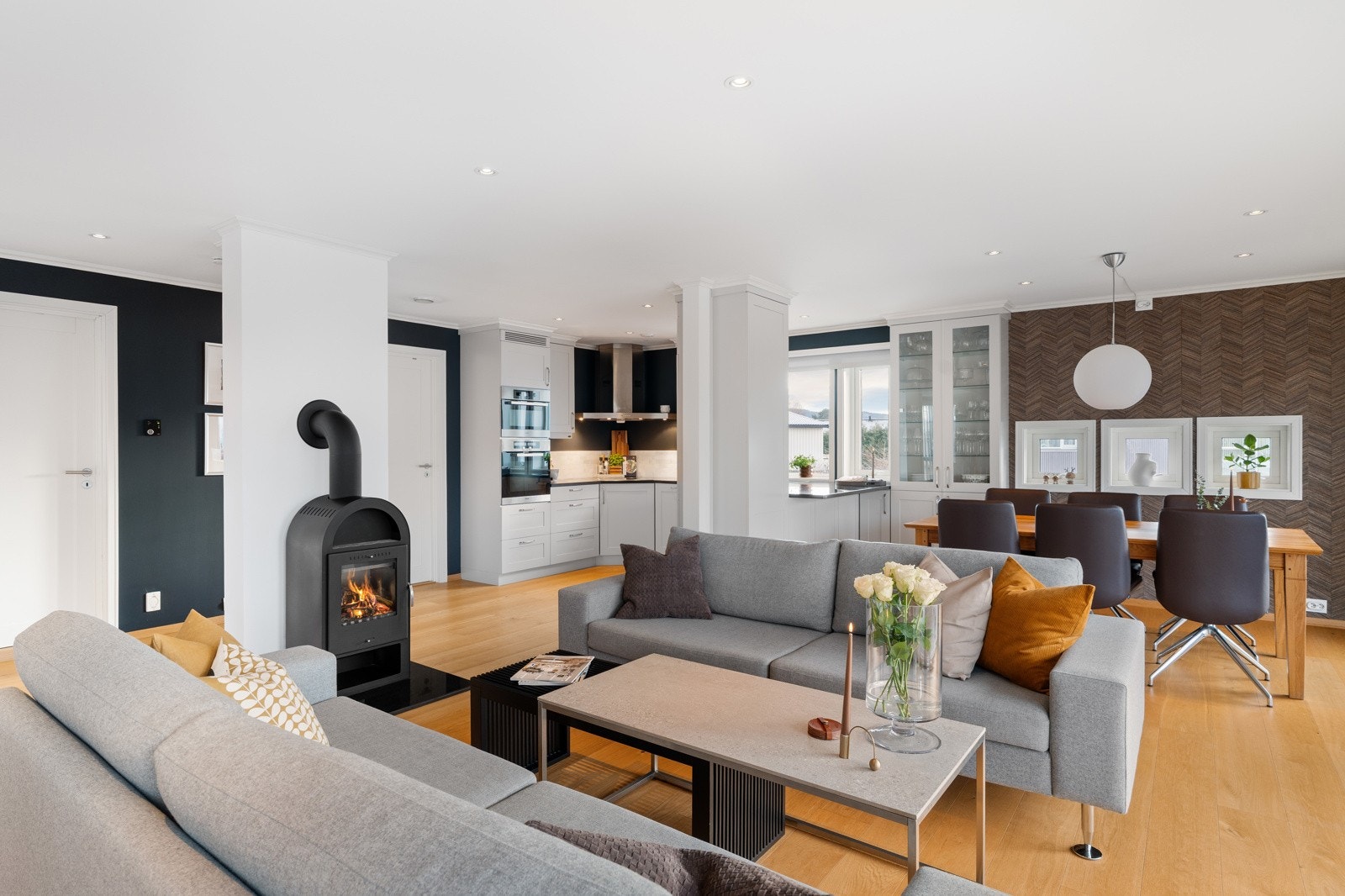 Eneboligen fra 2013 kombinerer moderne innredning, gjennomtenkt planløsning, flott utsikt og en imponerende takterrasse for en utsøkt bokvalitet. Galleribilde