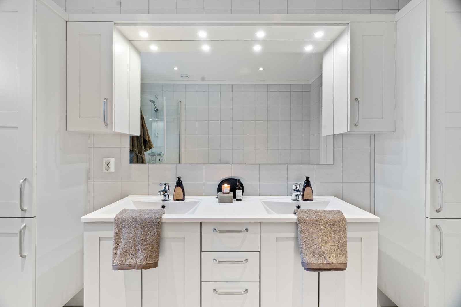 Gjennomførte materialvalg og moderne uttrykk gir rommet en elegant og innbydende atmosfære. Galleribilde