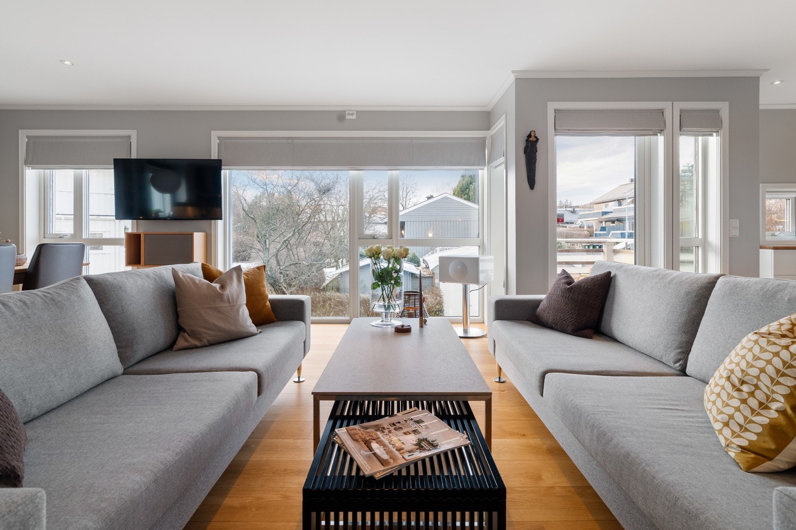 Lyse materialvalg og rikelig med naturlig lysinnslipp fra store vindusflater gir rommet en behagelig atmosfære. Galleribilde