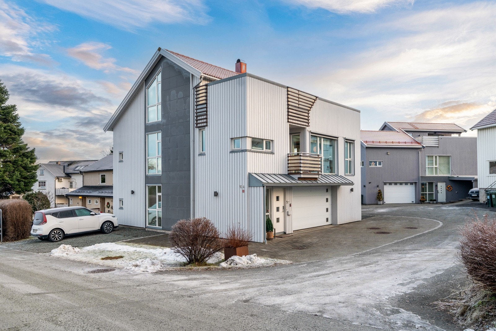 Proaktiv Eiendomsmegling ved Eirik Døsen har gleden av å presentere Nina Griegs veg 10A! En arkitekttegnet og funkisinspirert enebolig på Bromstad. Galleribilde