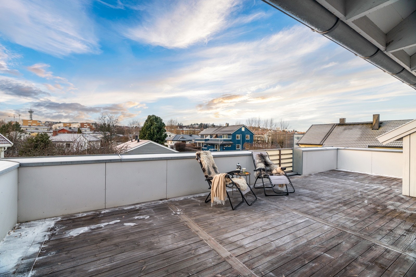 Nyt en imponerende privat takterrasse på hele 46 kvm med flott utsikt og fantastiske solforhold. Galleribilde