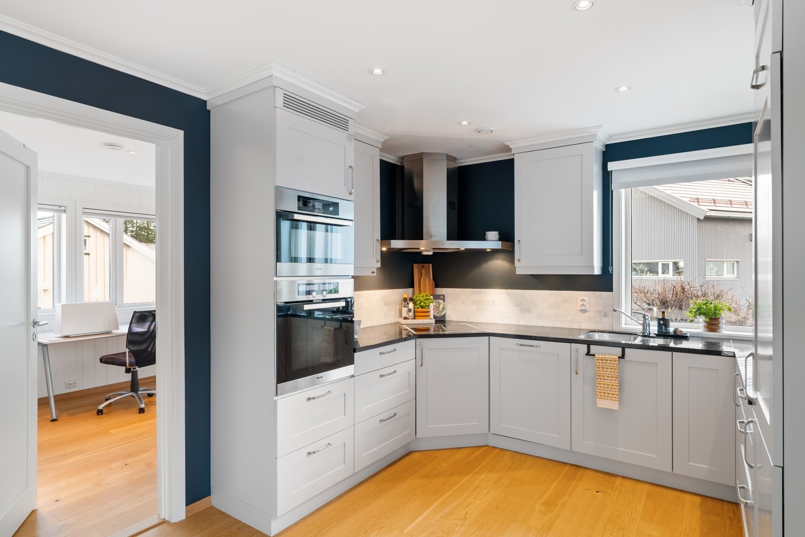 Stilrent kjøkken fra Brovold snekkeri i Rissa med flotte hvitevarer fra Miele. Galleribilde