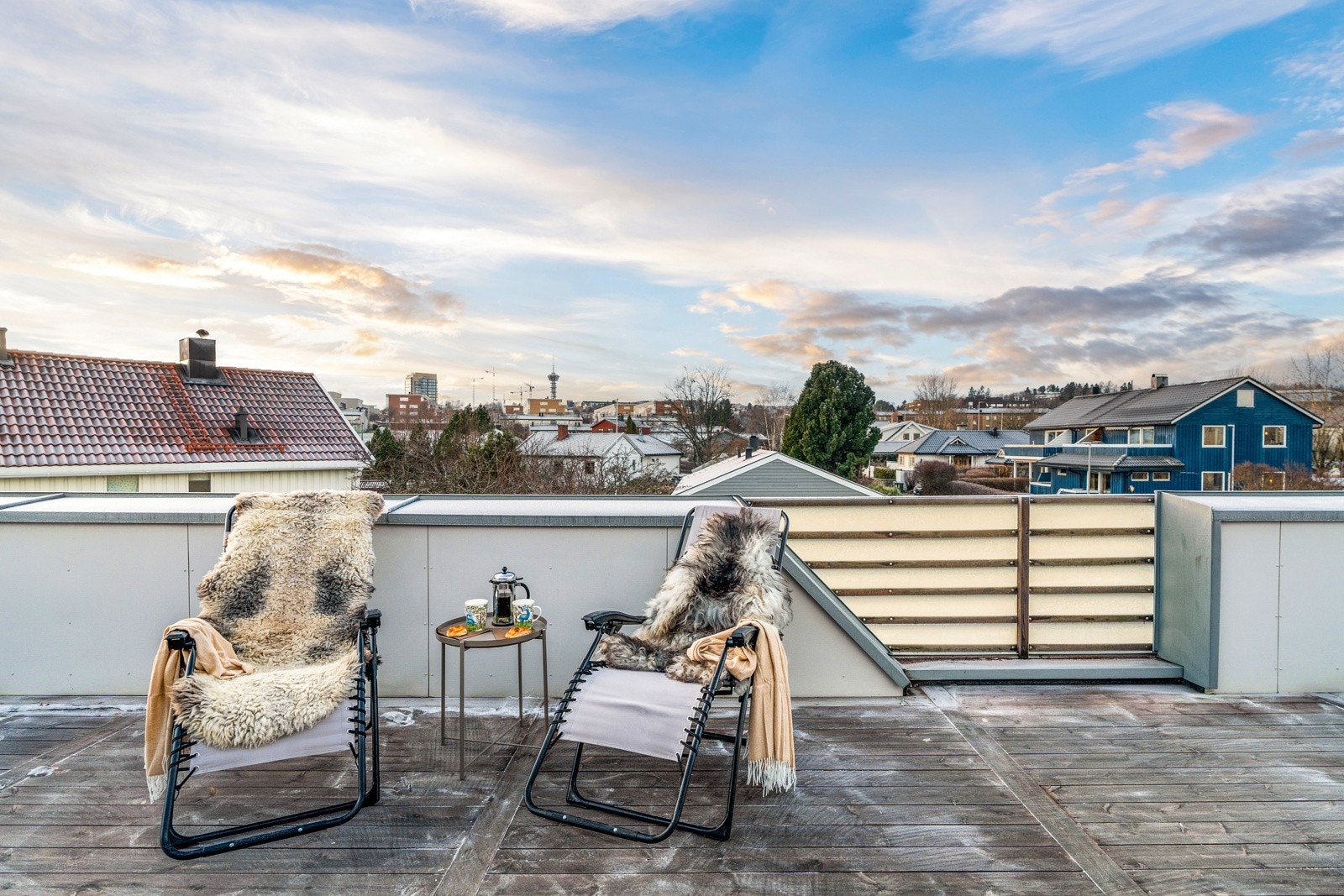 Delvis takoverbygd takterrasse vendt mot sørvest med fleksible møbleringsmuligheter. Galleribilde