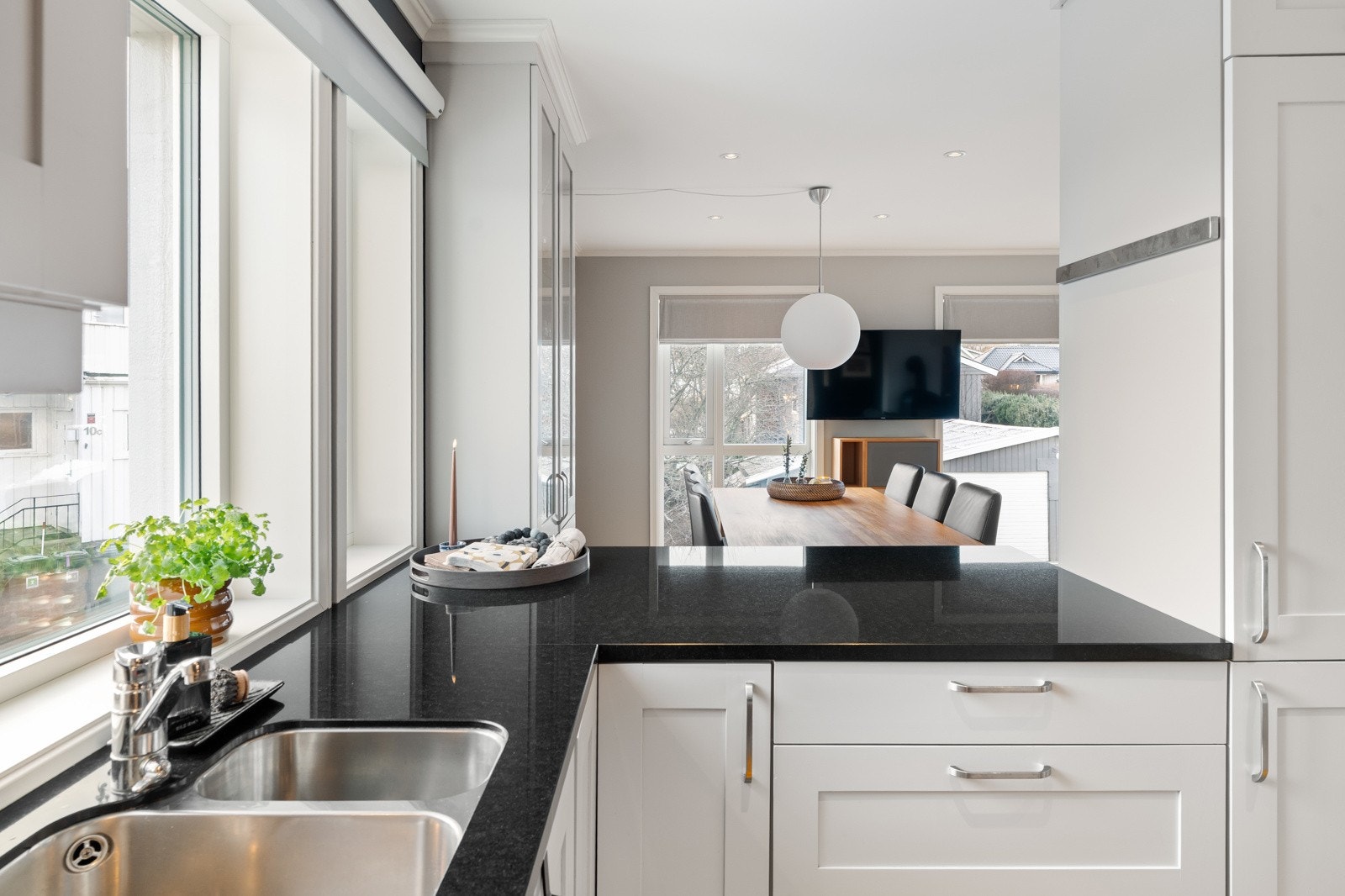 Kjøkkenet er utstyrt med lekre steinplater i granitt. Galleribilde