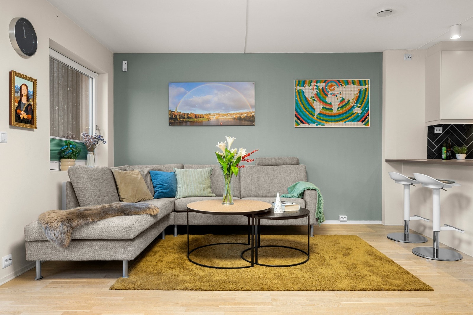 Boligen er ferdigstilt i 2018 og har en moderne standard med glatte vegger/tak og lyst gulv Galleribilde