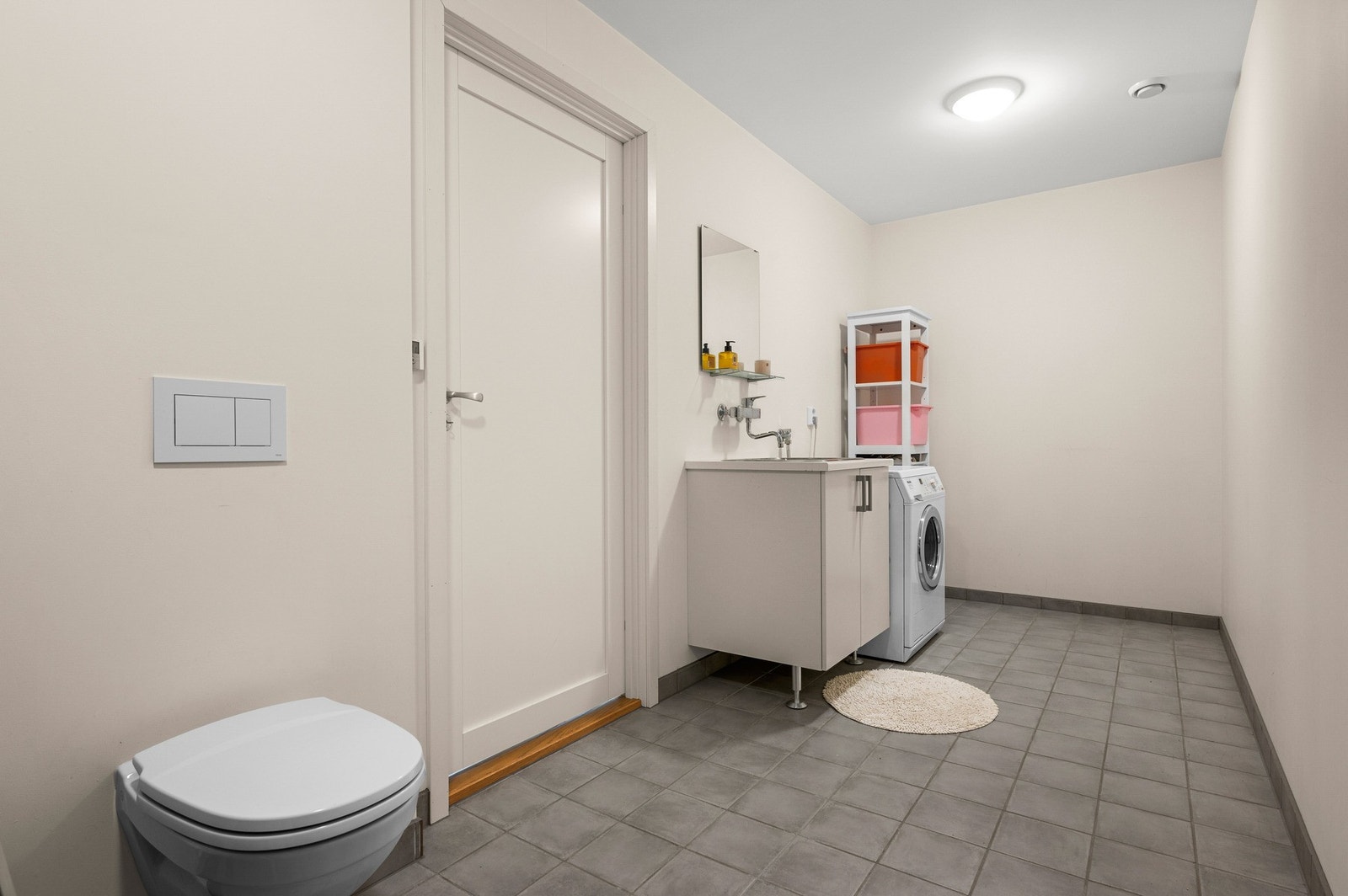 Bad/vaskerom i kjelleretasje med toalett Galleribilde