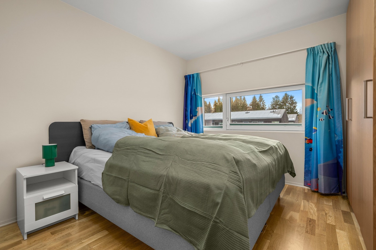 Soverom 2 i 2. etasje med garderobeskap Galleribilde