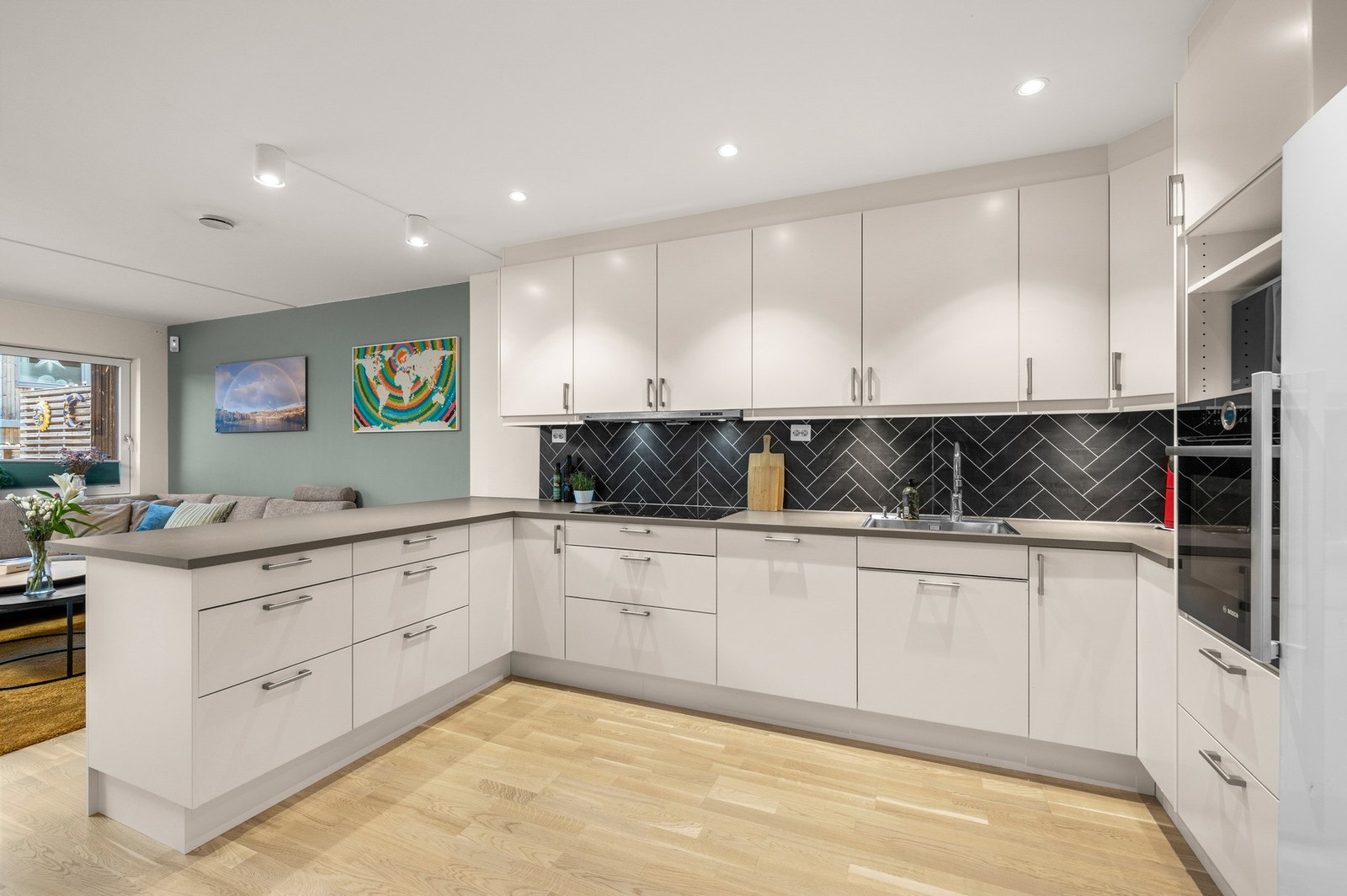 Kjøkkenet holder en god standard med takhøye skap og integrerte hvitevarer fra Bosch Galleribilde