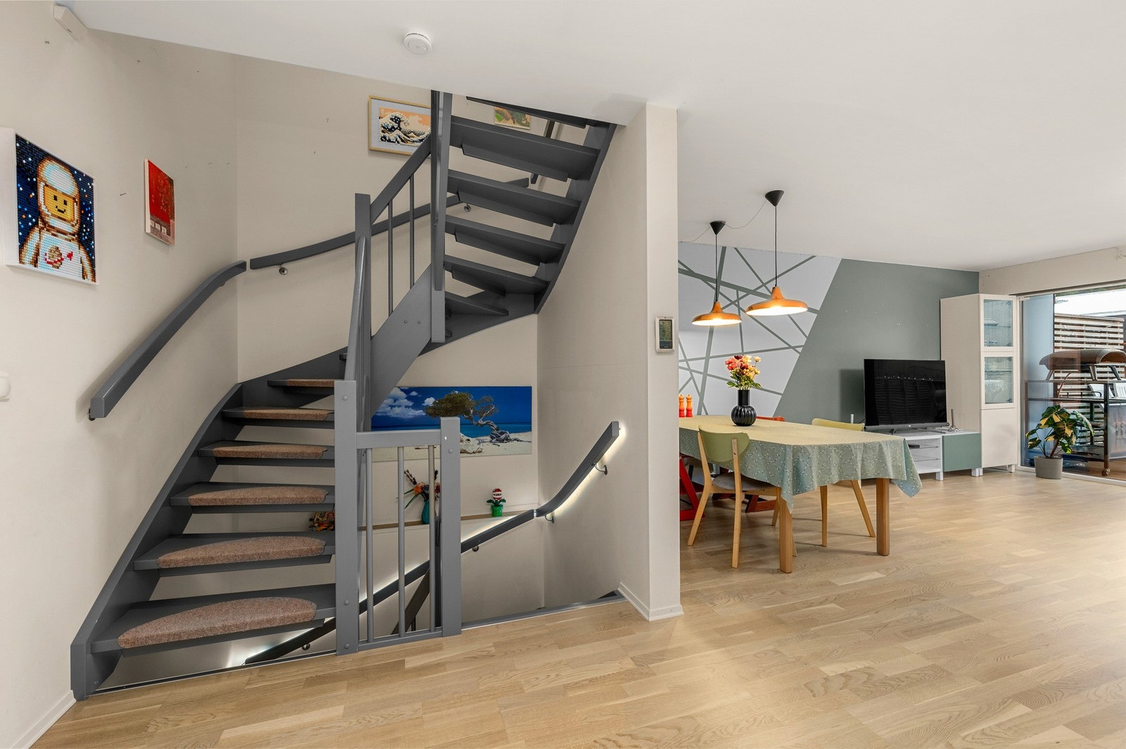 Boligen har en behagelig oppvarming via fjernvarme Galleribilde