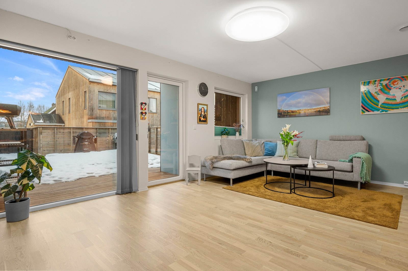 Fra stuen har du utgang til stor og solrik terrasse Galleribilde