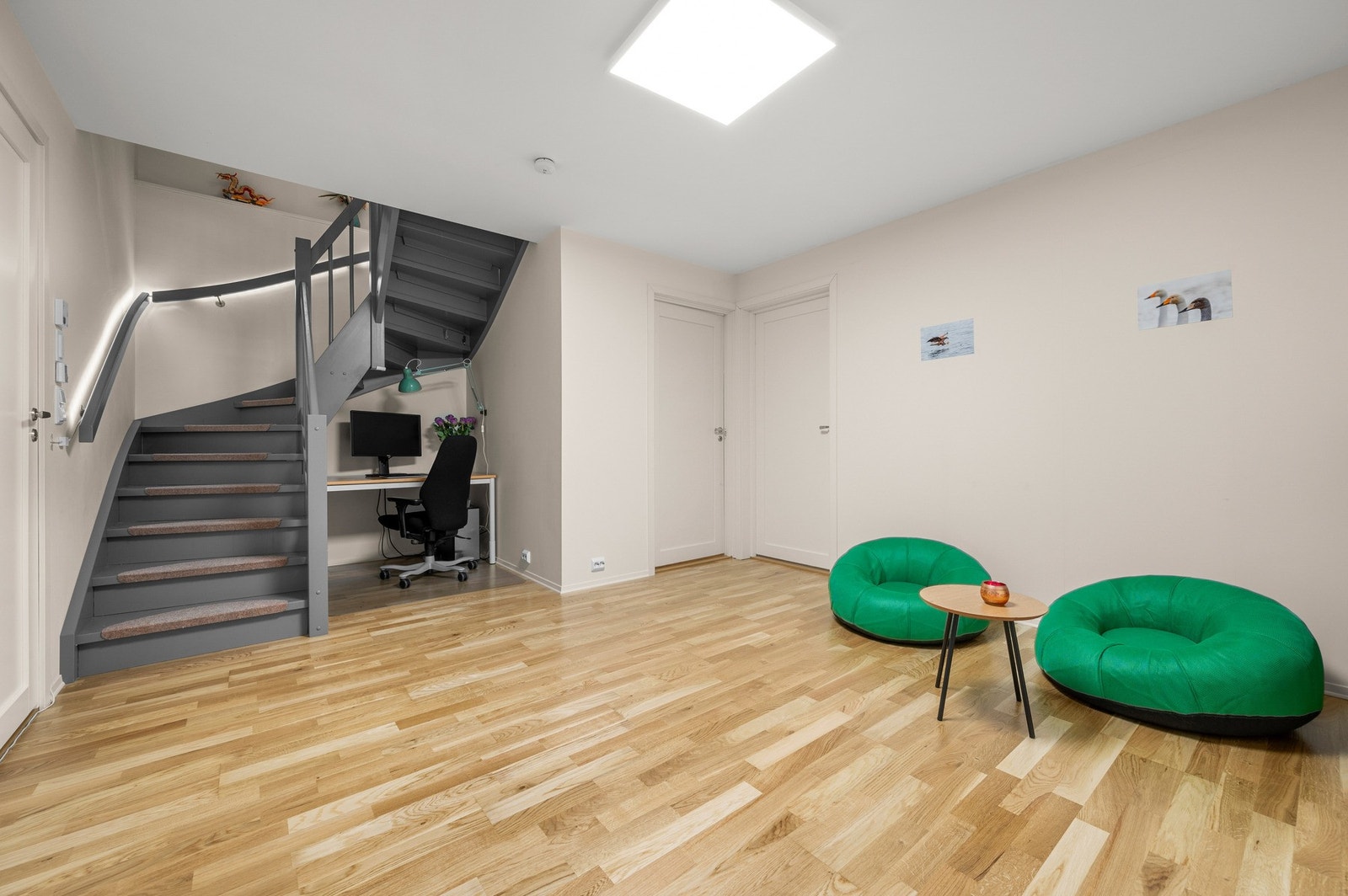 Stort rom i kjelleretasjen i dag brukt som tv-stue Galleribilde