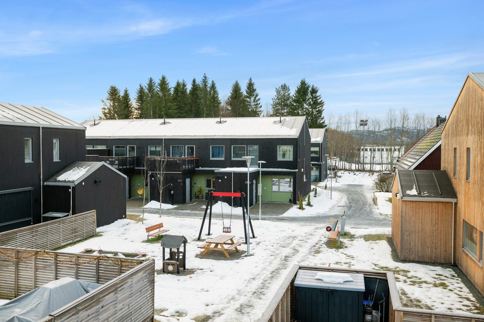 Området har flere lekeplasser i nærheten og rolige stikkveier til skole og idrettsanlegg Galleribilde