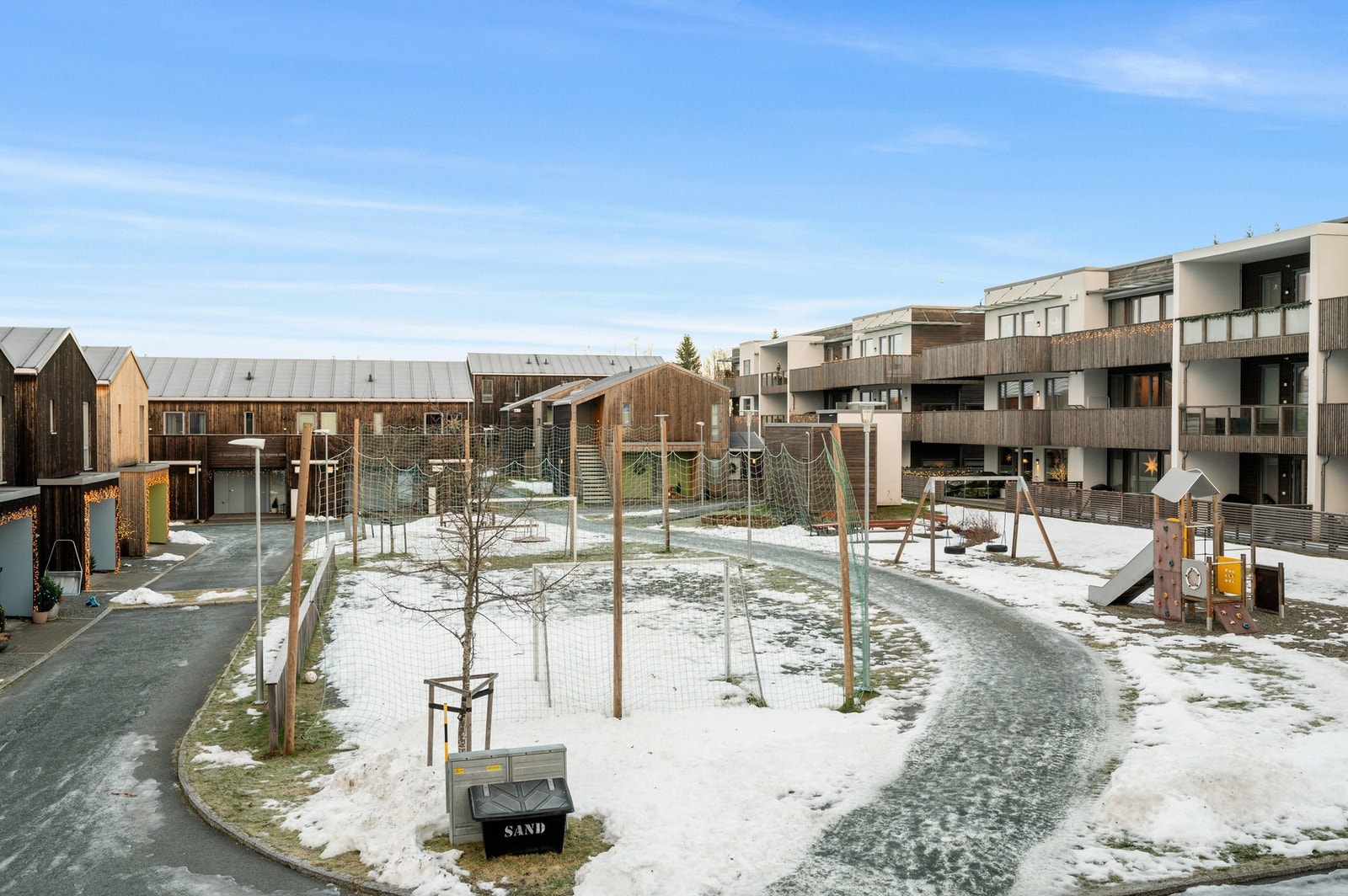 Fellesområdet er pent opparbeidet med både lekeapparater og fotballbane Galleribilde