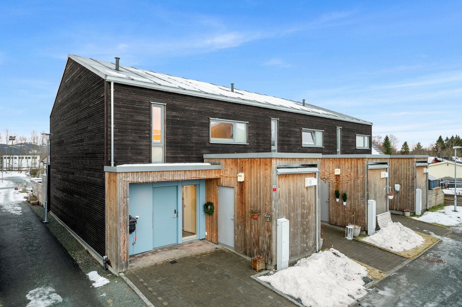 Velkommen til et innholdsrikt enderekkehus over tre plan med 4 soverom, 2 bad, stor sørvendt terrasse og carport med elbillader Galleribilde