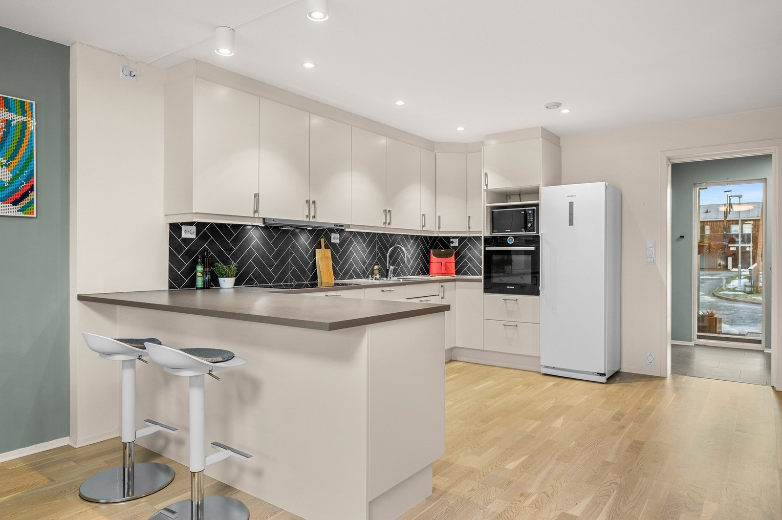 I hjertet av huset finner du et stort og moderne kjøkken med kjøkkenøy Galleribilde