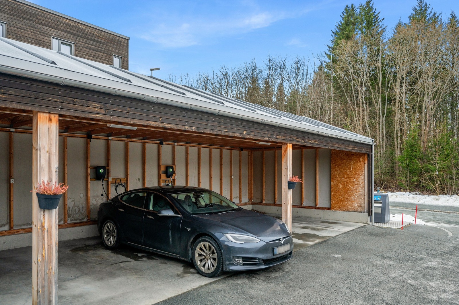 Carport med elbillader Galleribilde