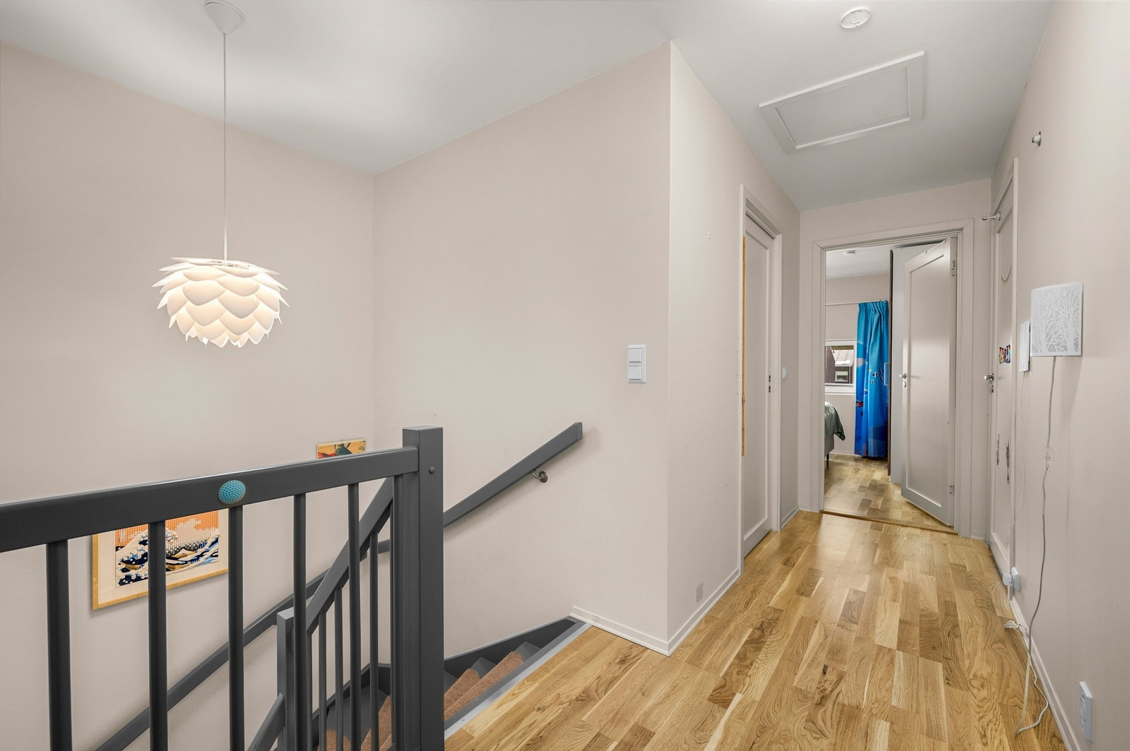 2. etasje består av tre gode soverom, bad og bod Galleribilde