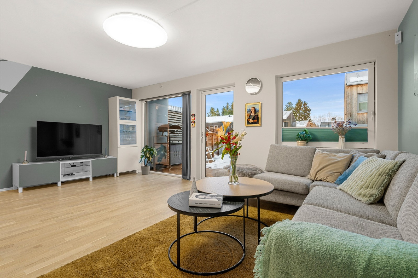 Åpen stue/kjøkkenløsning på 45 kvm med store vindusflater Galleribilde