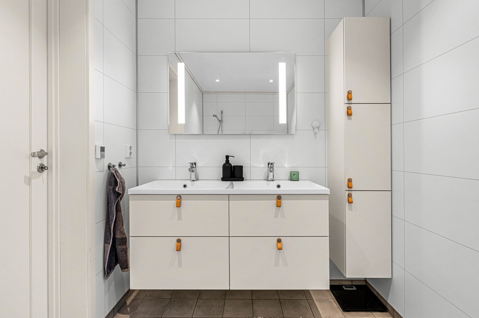 Rommet har god lagringsplass i innredning med dobbelservant Galleribilde