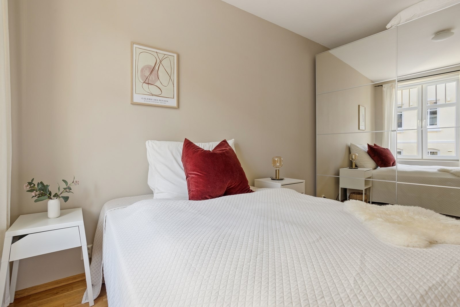 Pen speildørsgarderobe som medfølger i salget. Galleribilde