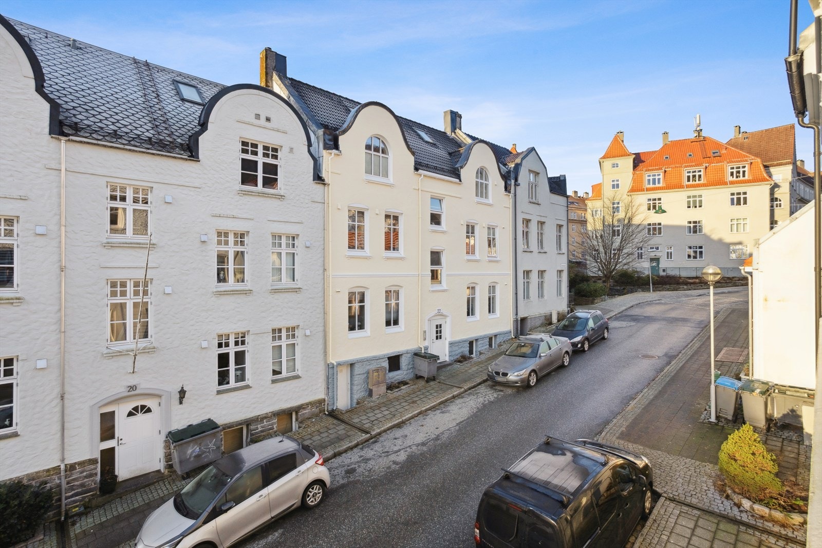 Fra leiligheten er det umiddelbar nærhet til Rothaugen ungdomsskole og ellers kort gangavstand til busstopp og nærbutikk. Galleribilde