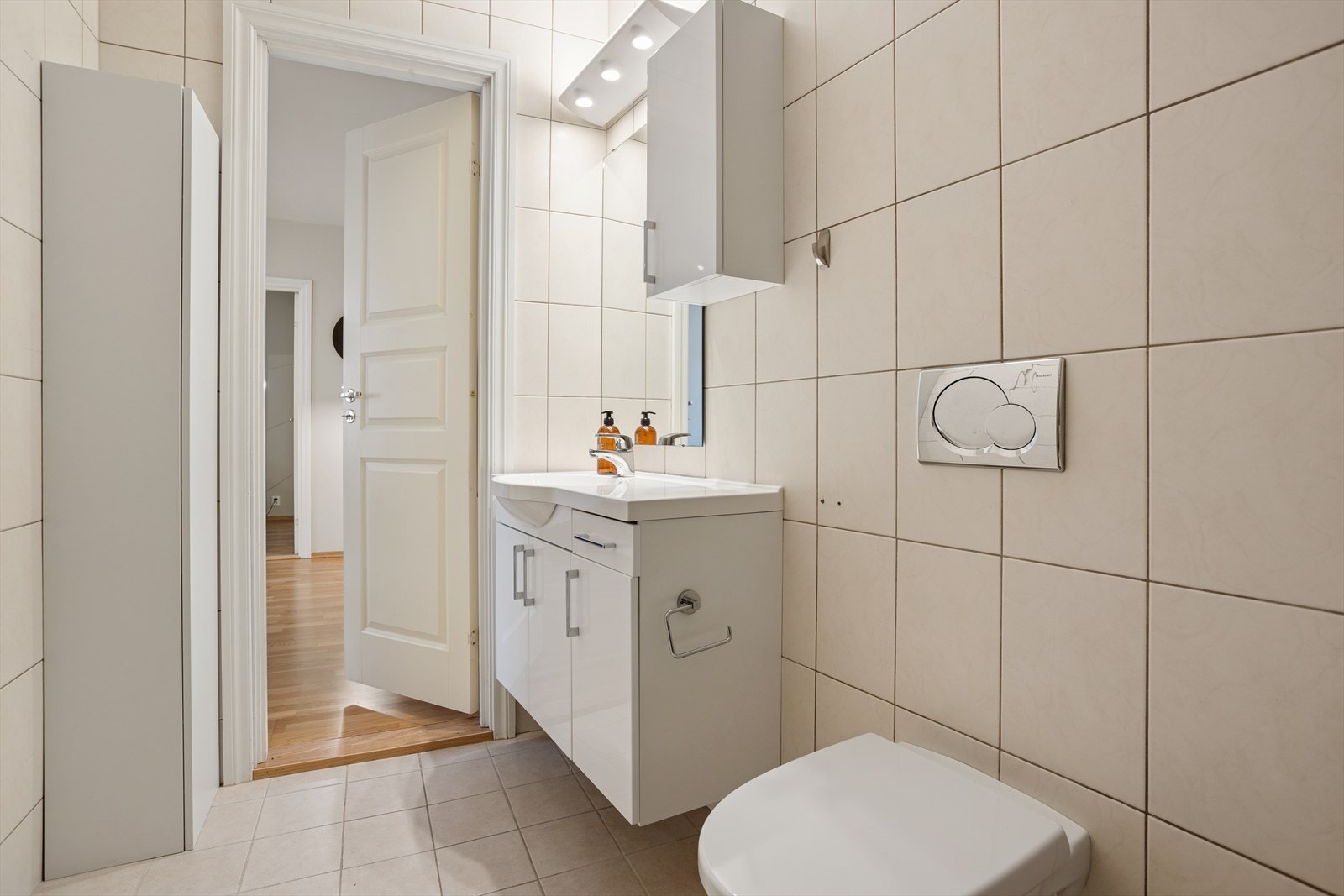 Varmtvann er inkludert i felleskostnaden. Sameiet har felles "rør-i-rør" skap i kjeller. Galleribilde