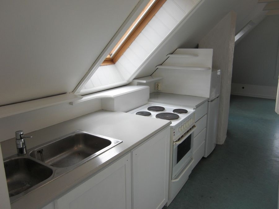 kjøkken. med komfyr og kjøleskap Galleribilde