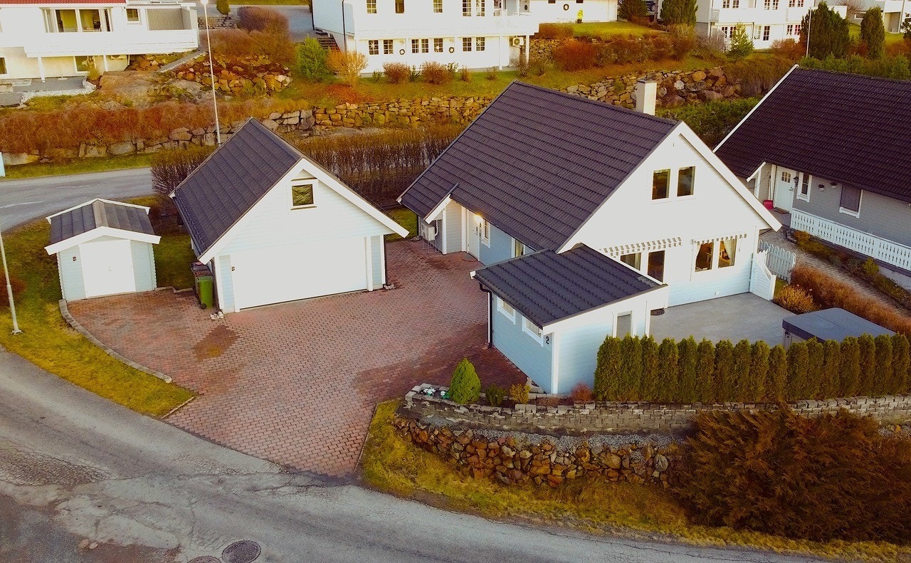 Eiendommen har en attraktiv beliggenhet på en hjørnetomt i et rolig og etablert nabolag. (selgers bilde) Galleribilde