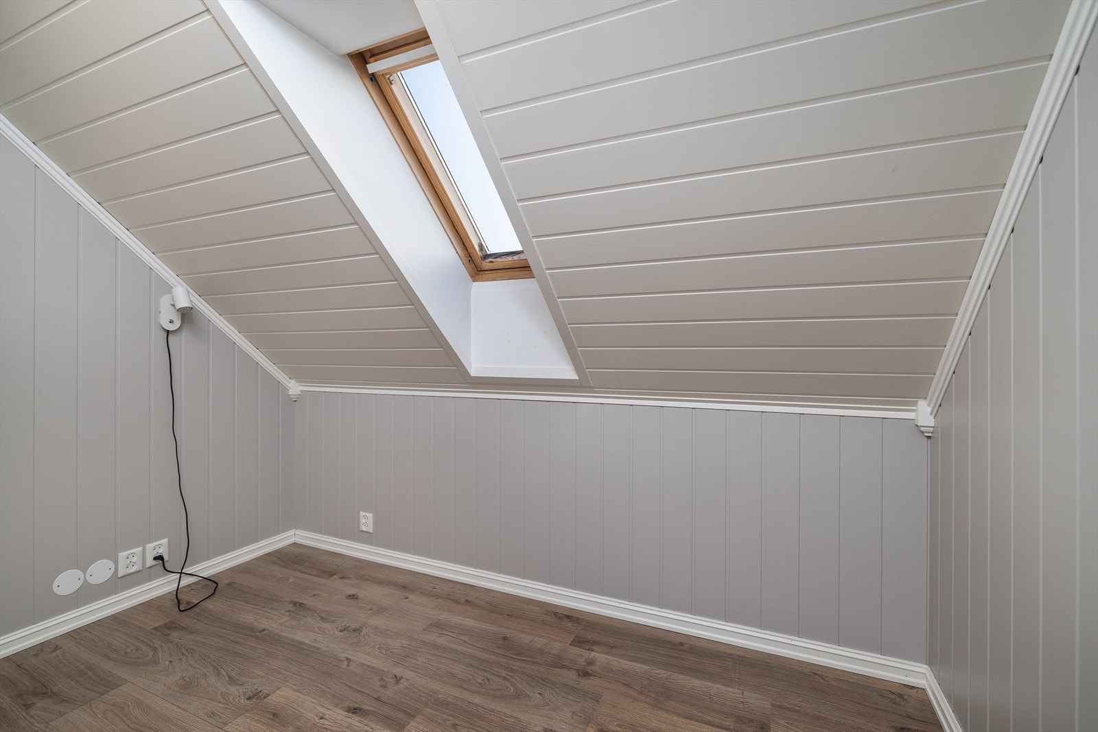 Et ekstra rom i loftsetasjen med takvindu gir ytterligere bruksmuligheter. Galleribilde