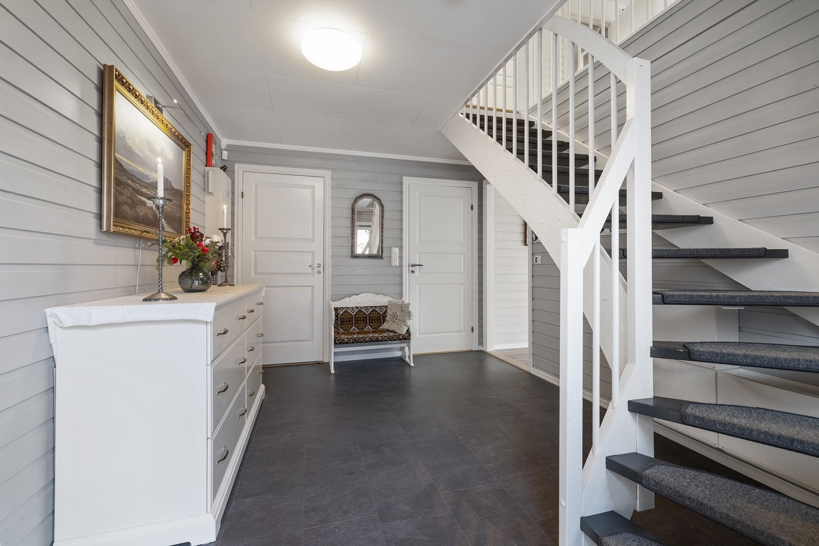 Fra entreen fører en solid tretrapp opp til boligens andre etasje. Galleribilde