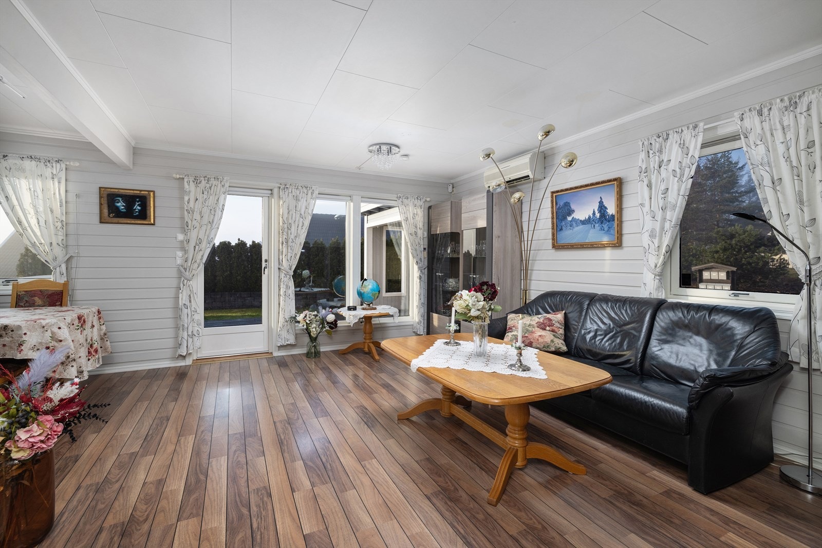 Fra stuen er det direkte utgang til den store, vestvendte terrassen. Galleribilde