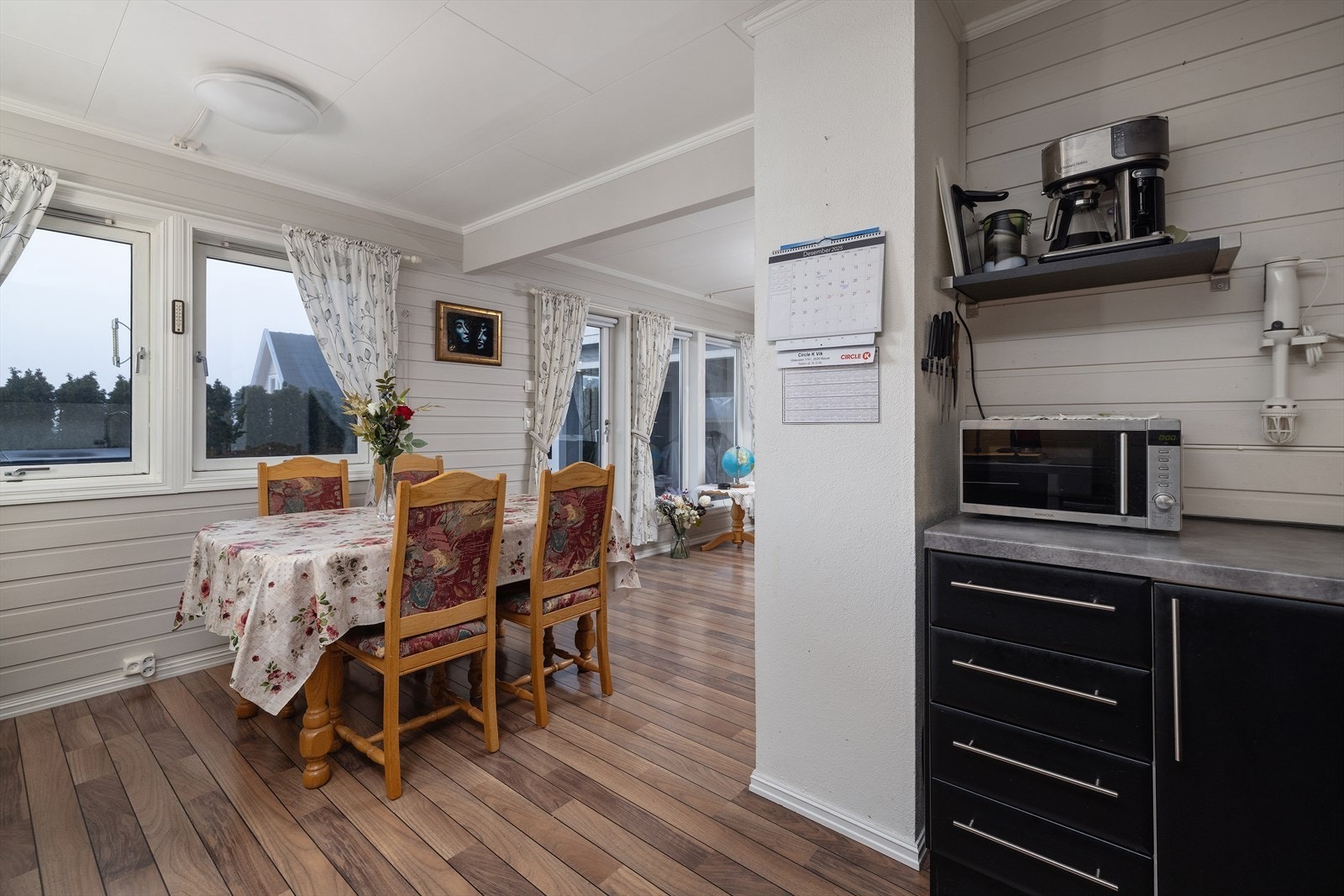 Spiseplassen fungerer som et naturlig bindeledd mellom kjøkkenet og stuen. Galleribilde