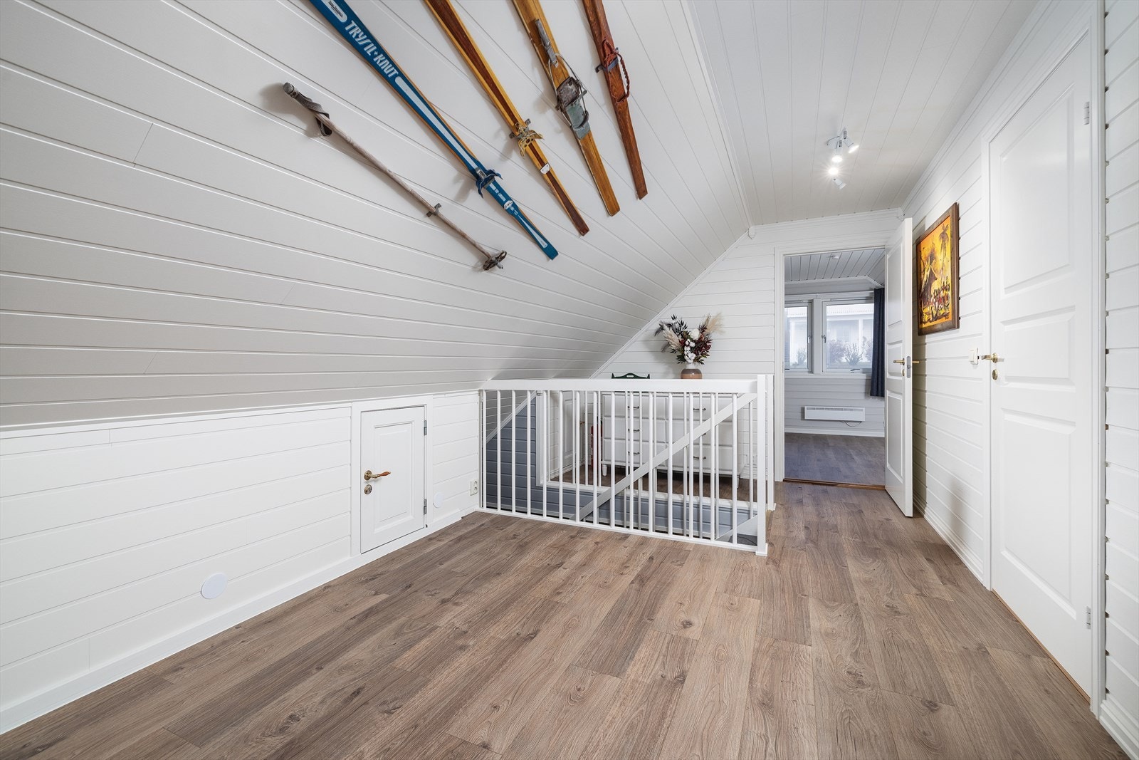 Trapperommet i andre etasje åpner opp til en lys og anvendelig loftstue. Galleribilde