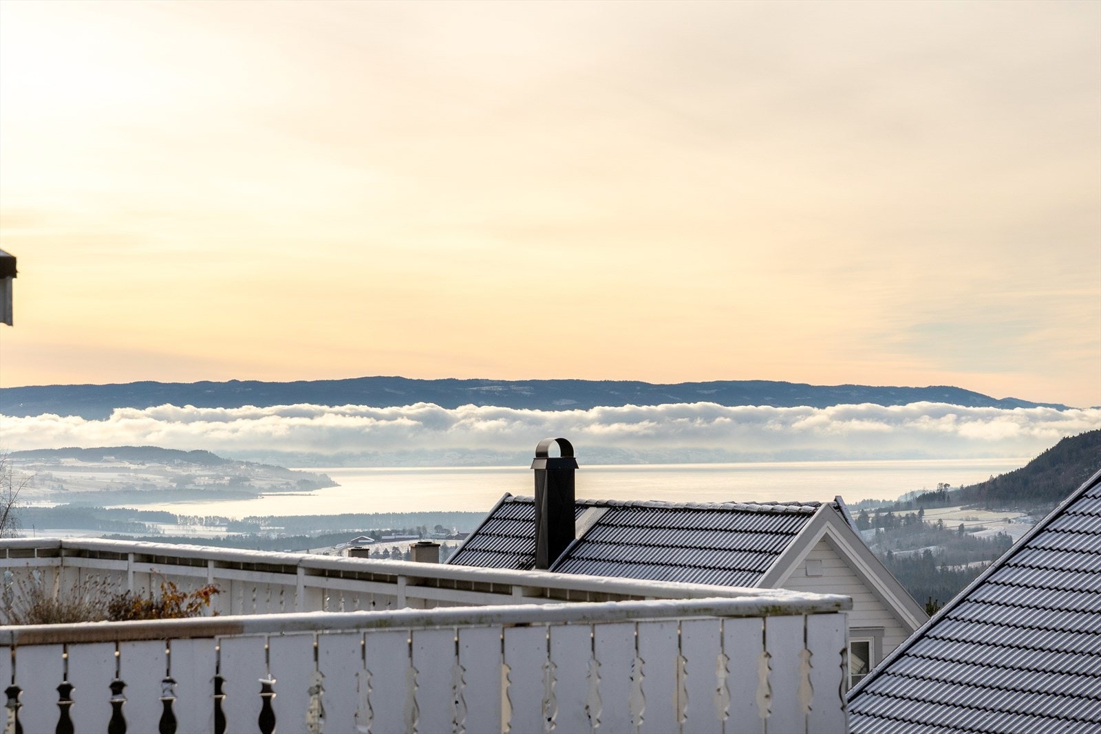 Fra eiendommen er det en vidstrakt utsikt over landskapet og Tyrifjorden. Galleribilde