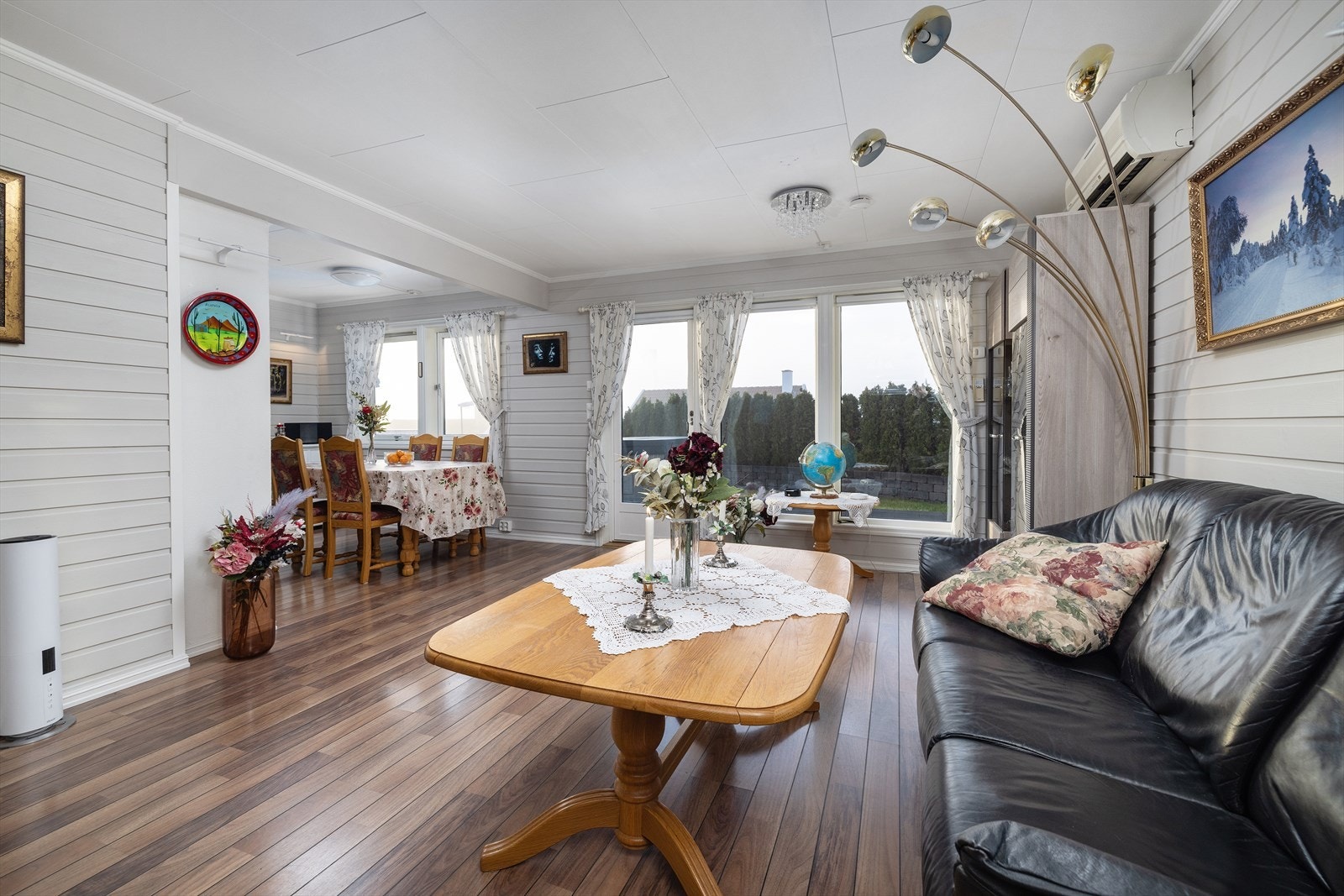 Stuen er lys og romslig, med en åpen løsning mot spisestuen og kjøkkenet. Galleribilde