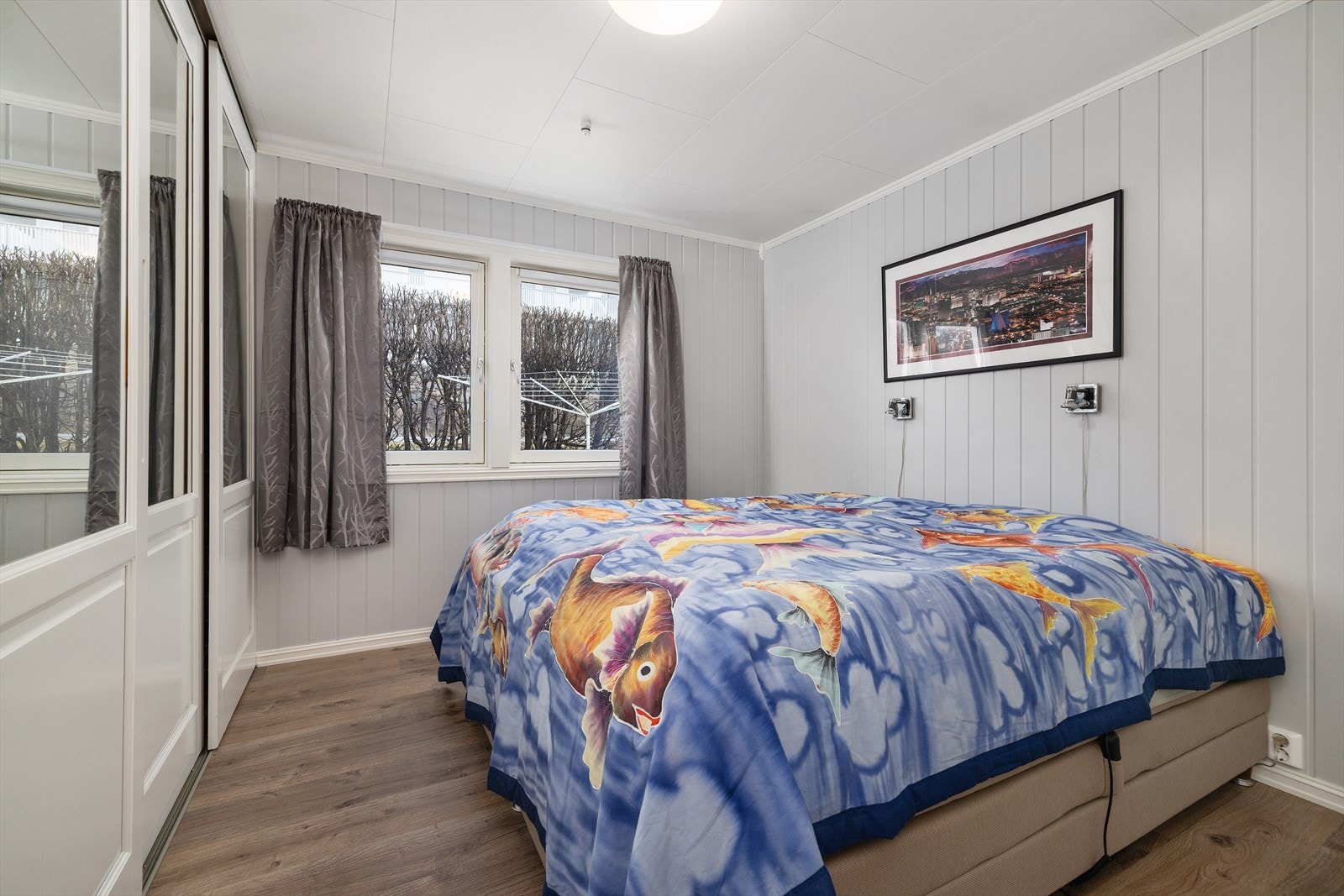 Hovedsoverommet i første etasje har god plass til dobbeltseng og en stor skyvedørsgarderobe. Galleribilde