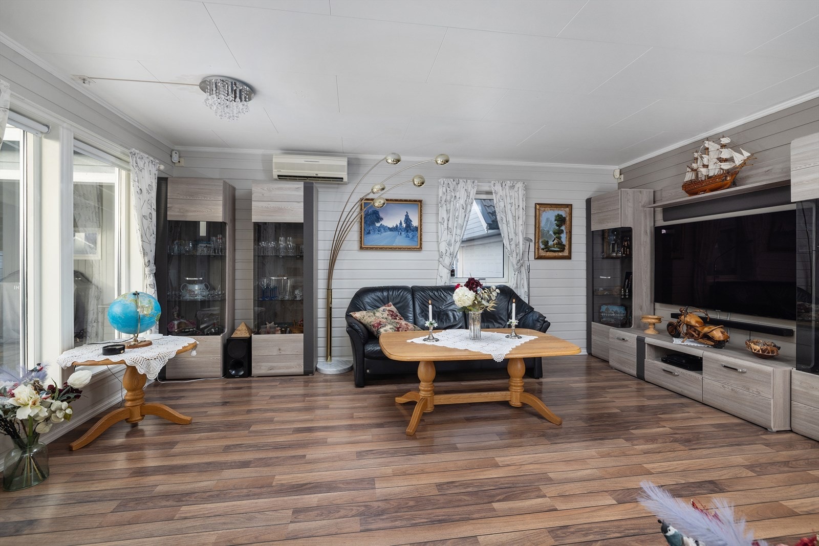 Store vindusflater slipper inn rikelig med dagslys og bidrar til en luftig atmosfære. Galleribilde