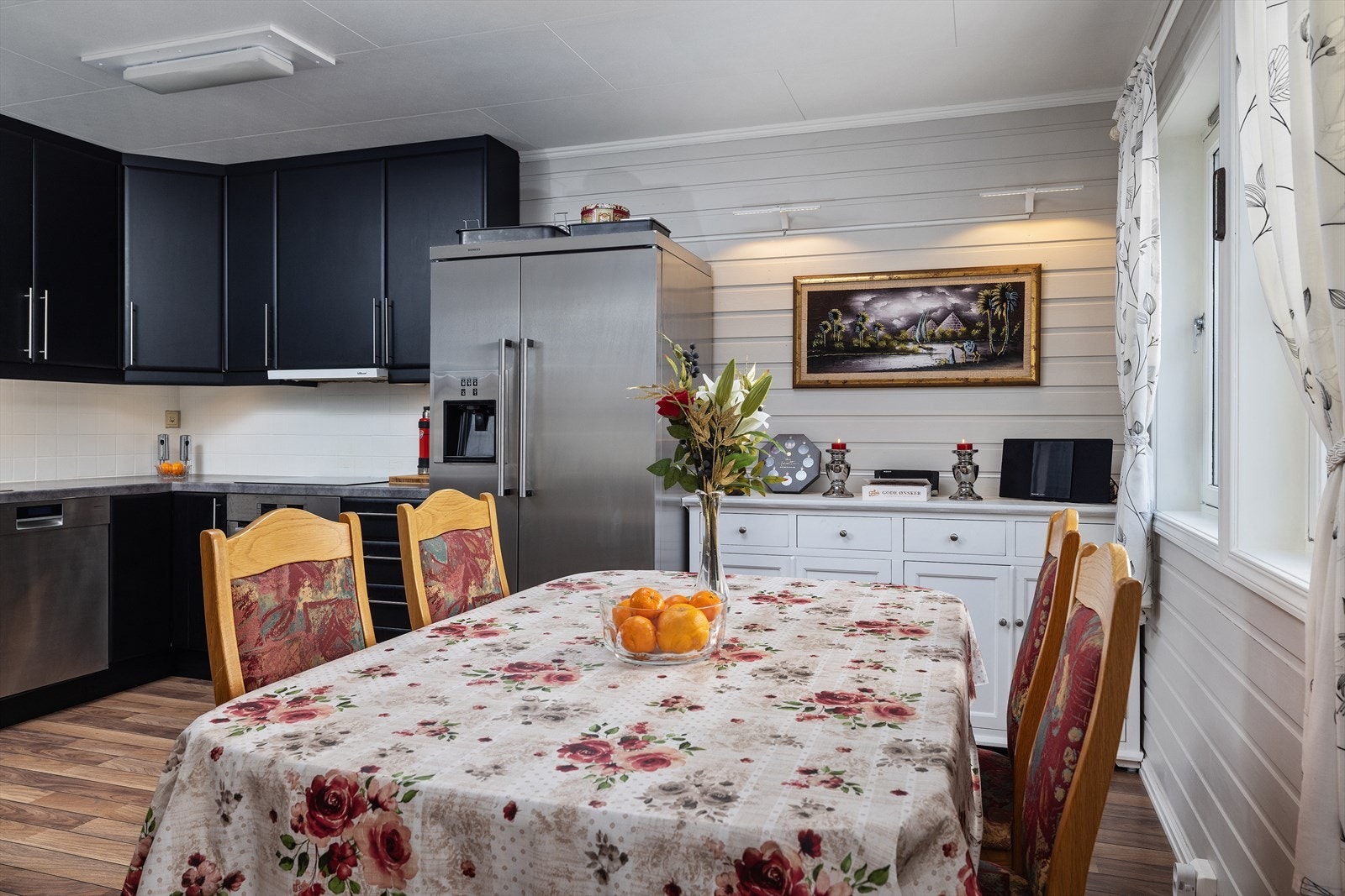 Kjøkkenet har en egen spiseplass, ideell for frokost og uformelle måltider. Galleribilde