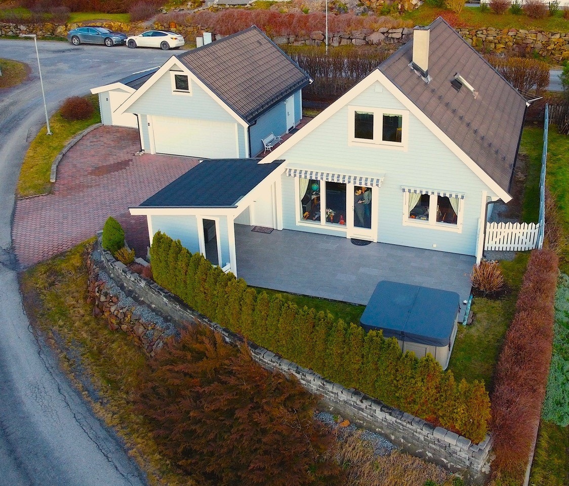 Den private og skjermede uteplassen er pent opparbeidet med en stor terrasse og nedfelt boblebad. (selgers bilde) Galleribilde