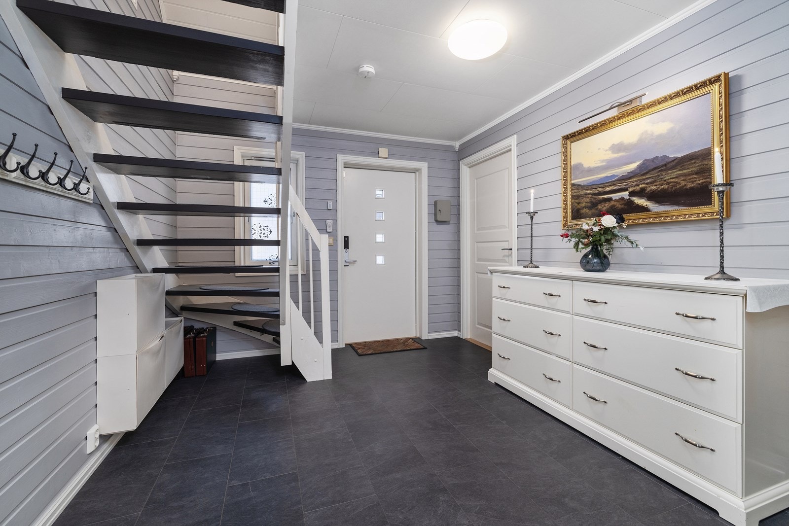 Velkommen inn i en romslig entré med slitesterkt gulvbelegg og god plass til garderobeløsninger. Galleribilde