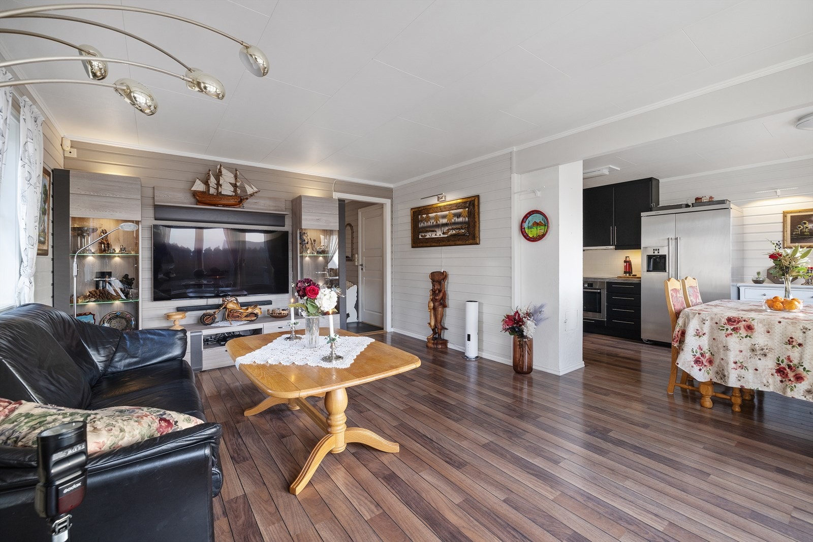 Den åpne planløsningen gir en god romfølelse og sosial sone mellom stue og kjøkken. Galleribilde