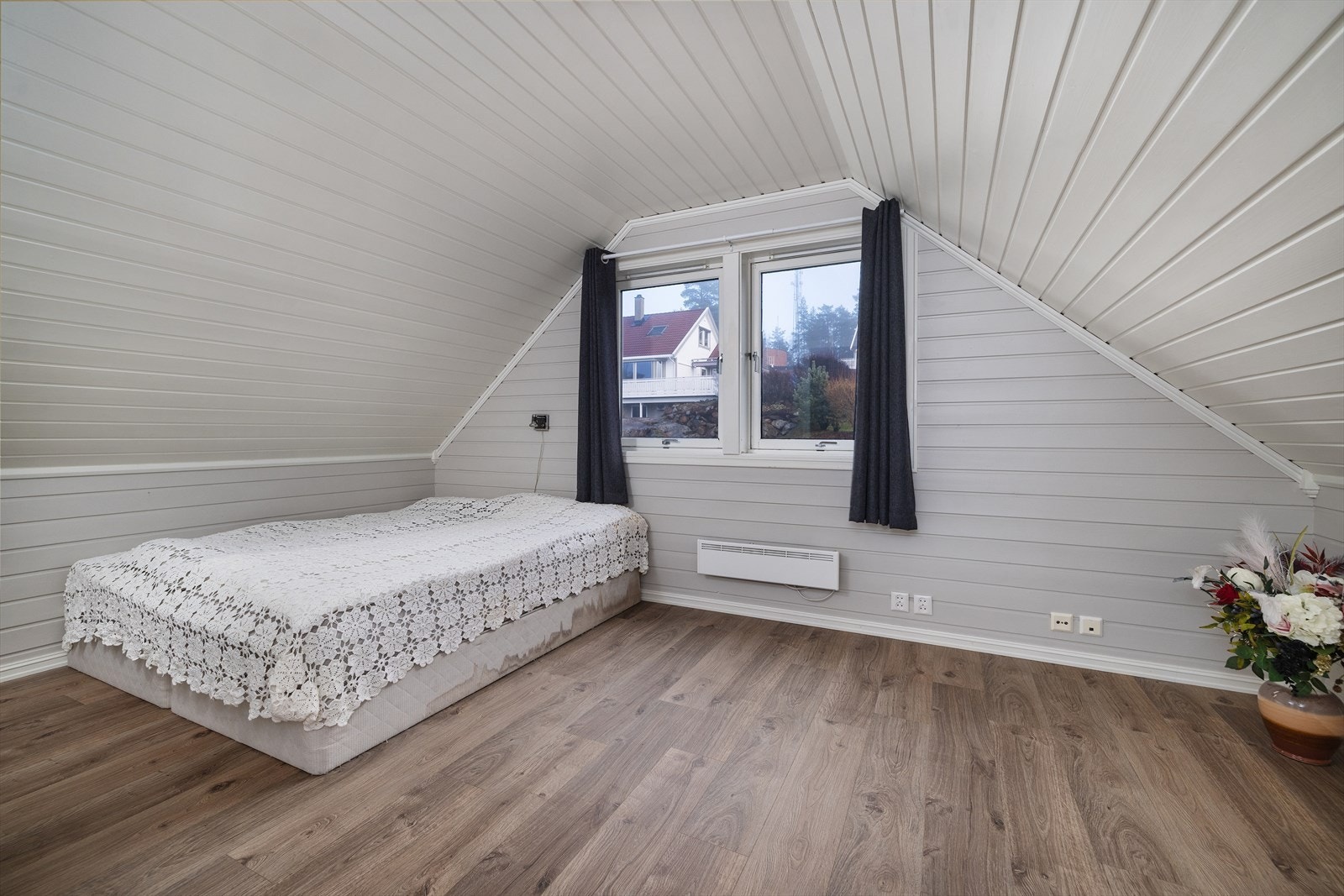 Soverommet i andre etasje er romslig og har en lun atmosfære med skråtak. Galleribilde