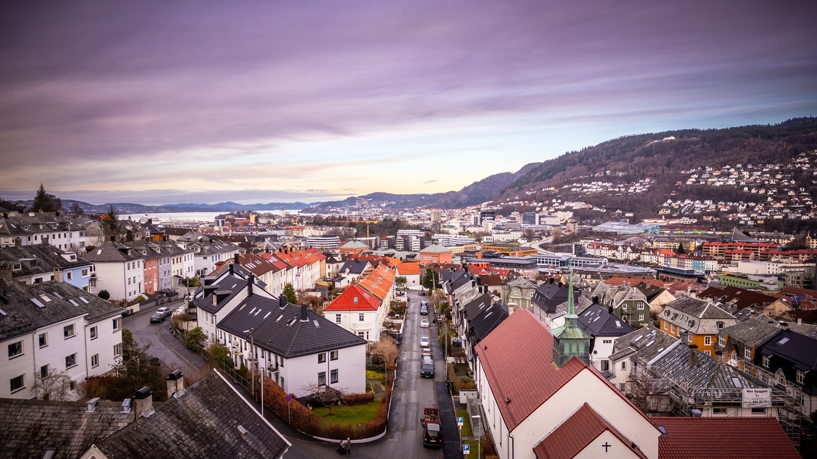 Ca. 10-15 min gange ligger også Danmarksplass og Damsgårdssundet, et pulserende knutepunkt med flere hyggelige serveringssteder og kafeer. Galleribilde