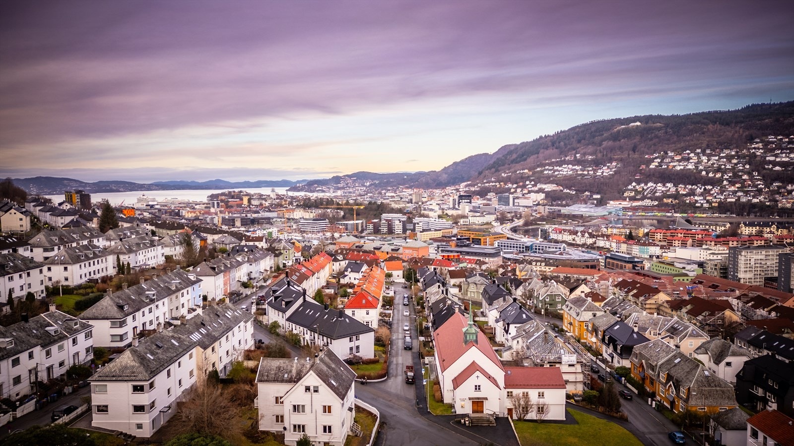 Leiligheten er like ved busstoppet til linje 10. Det er også ca. 10 minutters gange til Bybanestoppet på Danmarksplass. Galleribilde