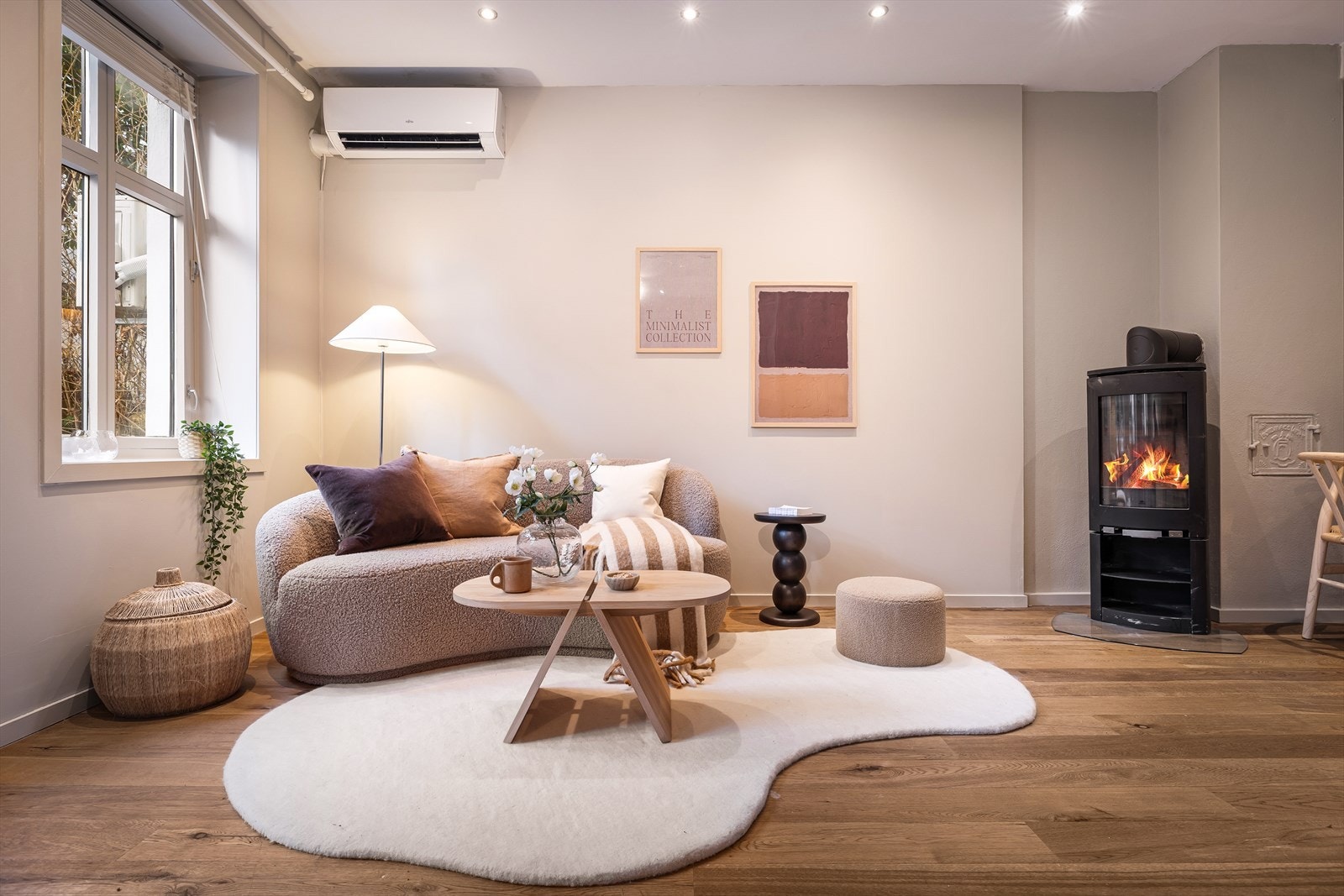 Leiligheten har ildsted og varmepumpe som sørger for et godt og lunt inneklima. Galleribilde