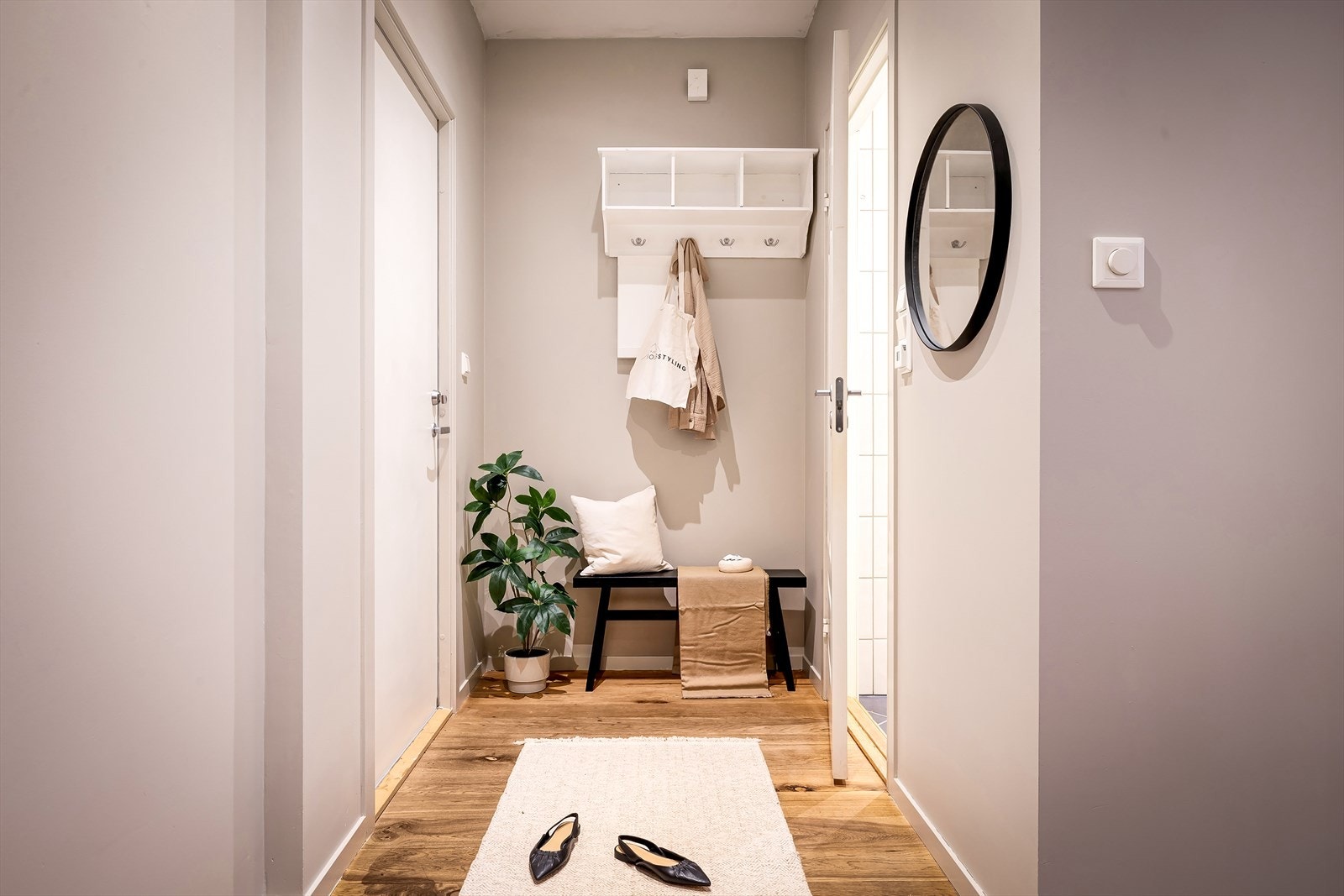 Innbydende entré på med god plass til å henge fra seg jakker og sette fra seg sko. Galleribilde