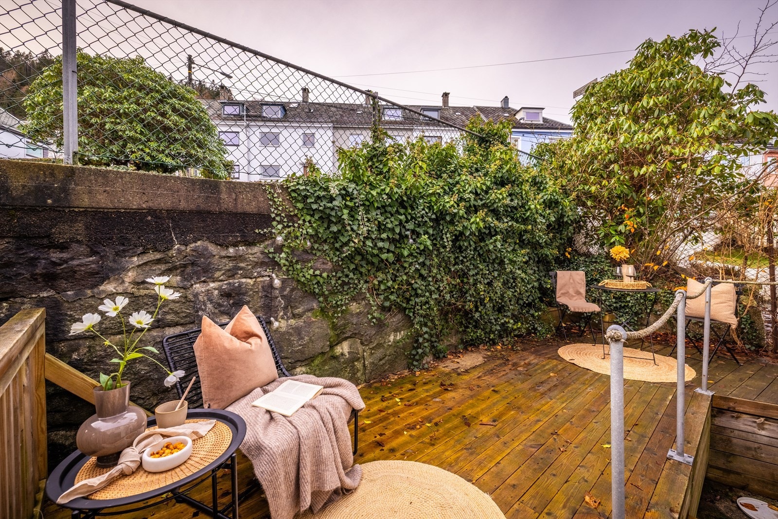 Leiligheten ligger i høy 1. etasje og byr videre på herlig og skjermet felles uteplass. Galleribilde