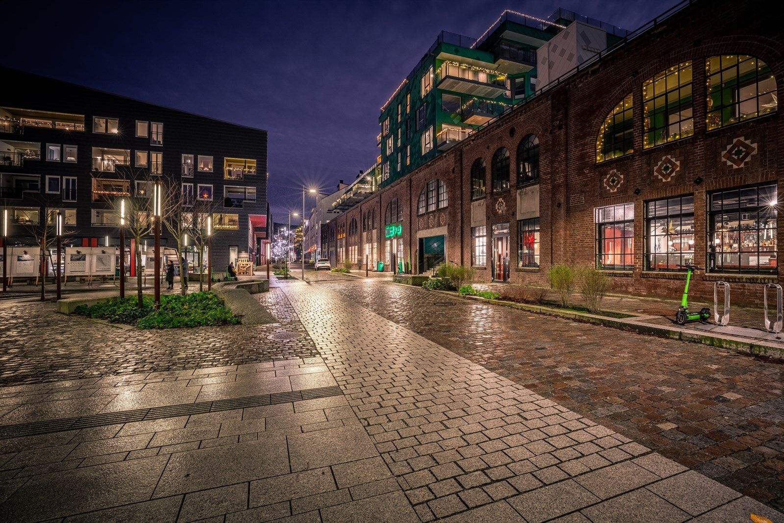 På Damsgård finner man dagligvarebutikker, bakerier, flere spisesteder og take-away. Galleribilde