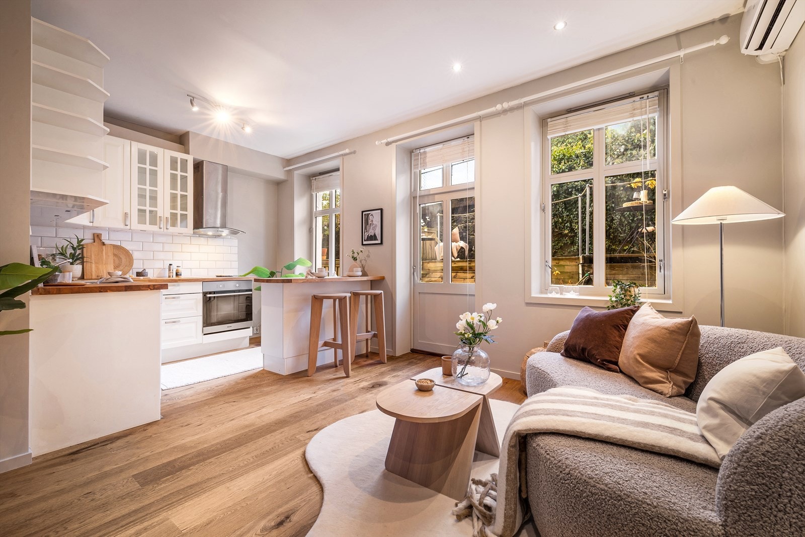 Kjøkkenet er fra IKEA og har hvite profilerte fronter og benkeplate i heltre eik med fliser over på vegg. Galleribilde