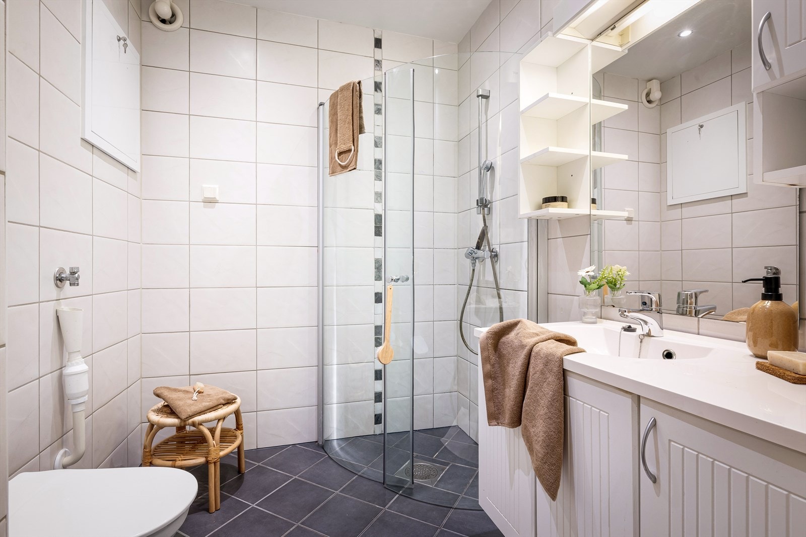 Baderommet er flislagt med elektriske varmekabler i gulv og downllights i tak. Galleribilde